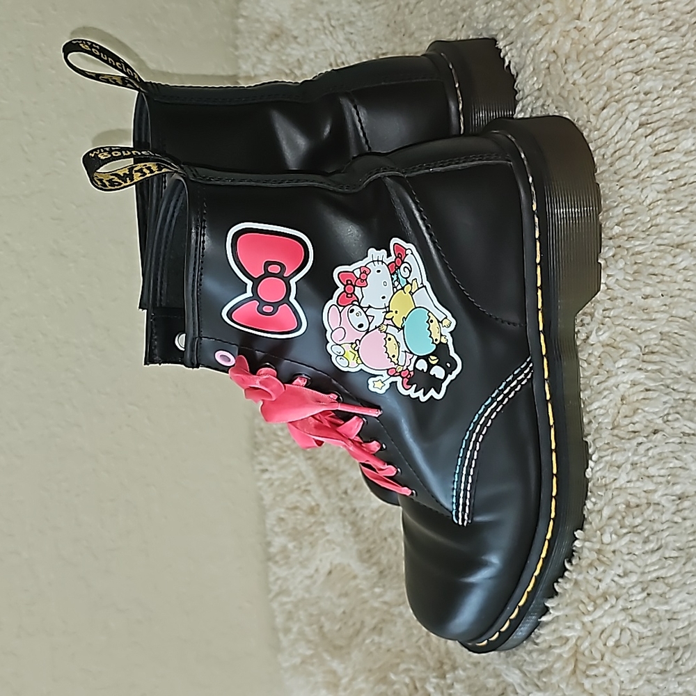 Dr. Martens X Hello Kitty & Friends Boots - Picture 9 of 16